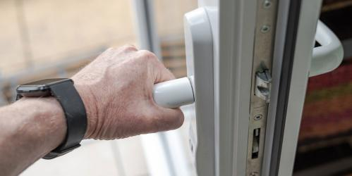 Hand turning door handle